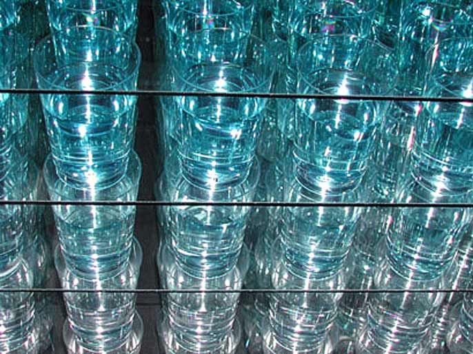 almost transparent blue 2006 ; Wasserfarben, Glas, Acrylglasbecher auf Betonsockel, Maße 180 x 90 x 90 Detail