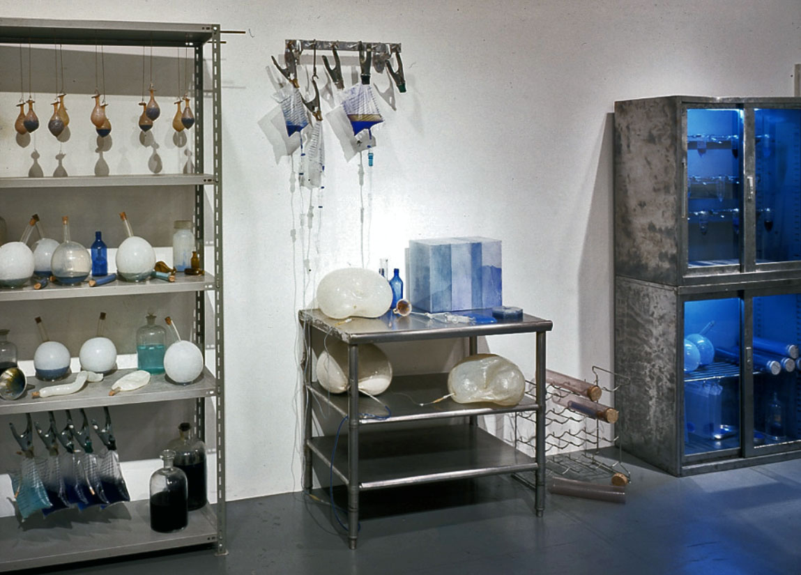 wieviel Grad hat Blau - 1993, Mixed Media, Installationsaufbau Röntgen-Kunstinstitut, Tokyo - Wolfgang Stiller