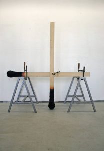 Matchstickmen - Cross Installationsaufbau Material : Holz. Stahl, Schraubzwingen, Hartschaum, Acrylfarbe - Wolfgang Stiller