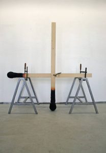 Matchstickmen - Cross Installationsaufbau Material : Holz. Stahl, Schraubzwingen, Hartschaum, Acrylfarbe - Wolfgang Stiller