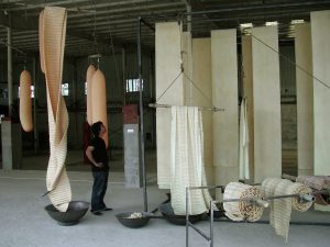 Trockenraum 2 - 2007 - Latex, Metall , Seile - Masse ca. 12 m x 5 m x 8 m - Installationsaufbau 2007 - Wolfgang Stiller