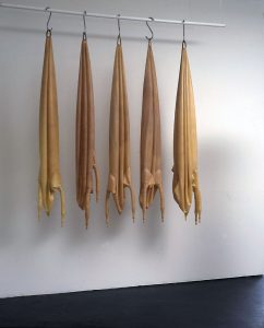 pigskins, 1995, Latex, Holz, Aluminiumhaken, ca. 250 x 200 x 20cm - Wolfgang Stiller
