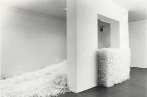 Schüttungen, 1991,Kunststoff variable Größe, Aufbau im Kunstverein Essen/Ruhr - Wolfgang Stiller